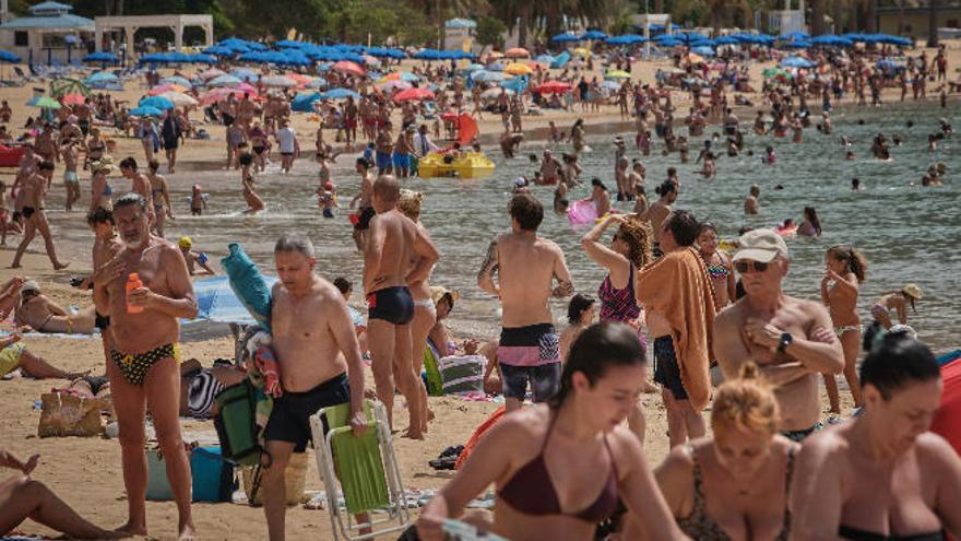 Playa de Las Teresitas este mes, llena de bañistas.