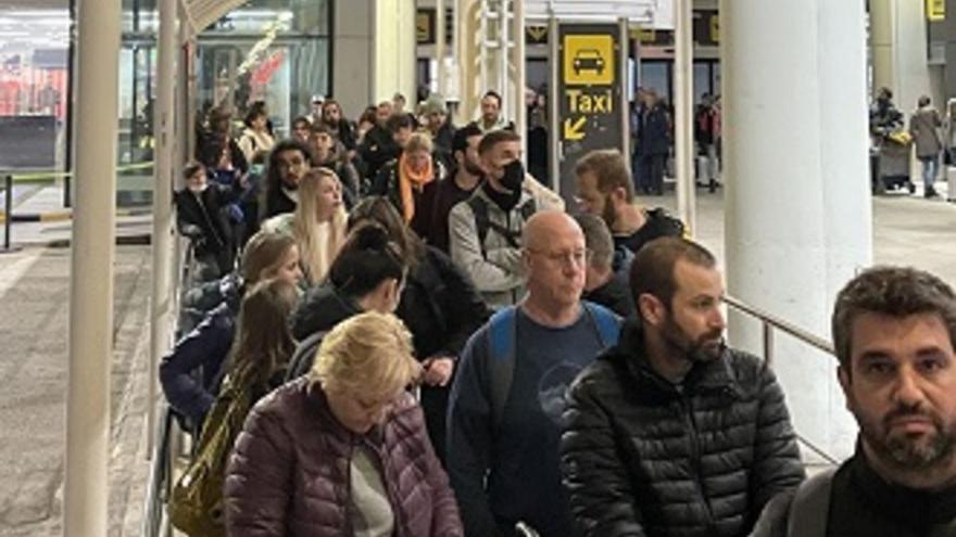 Cientos de personas esperaron más de media hora para coger un taxi en el aeropuerto.