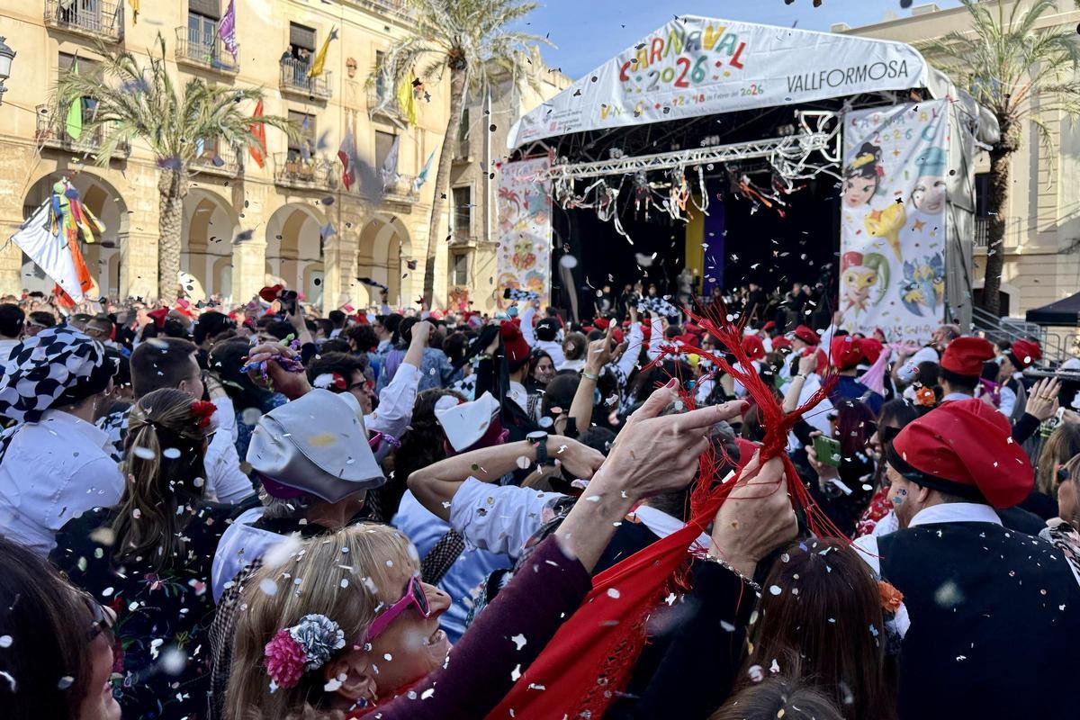 Lanzamiento de caramelos y confeti durante el Diumenge de Comparses del Carnaval de Vilanova i la Geltrú
