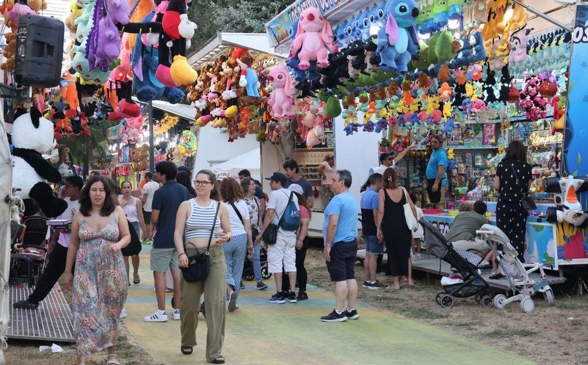 Vecinos recorren el espacio de las fiestas.