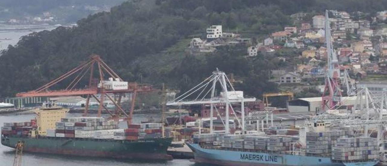 Dos buques de Maersk atracados en Guixar: el &quot;Hammonia Jutlandia&quot; (izq.) y el &quot;Maersk Phuket&quot;. // A. Irago