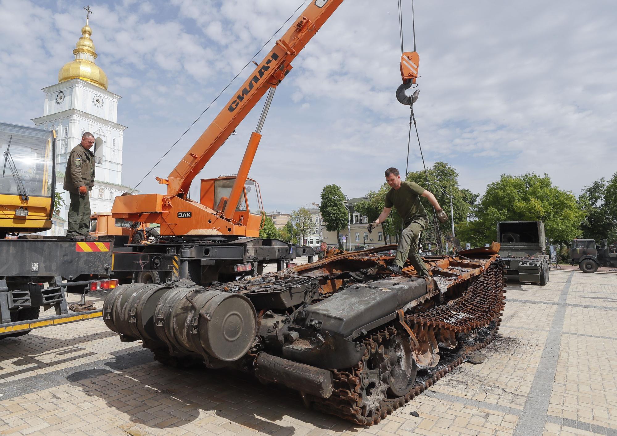 Restos de tanque ruso mostrados en Kiev como monumento