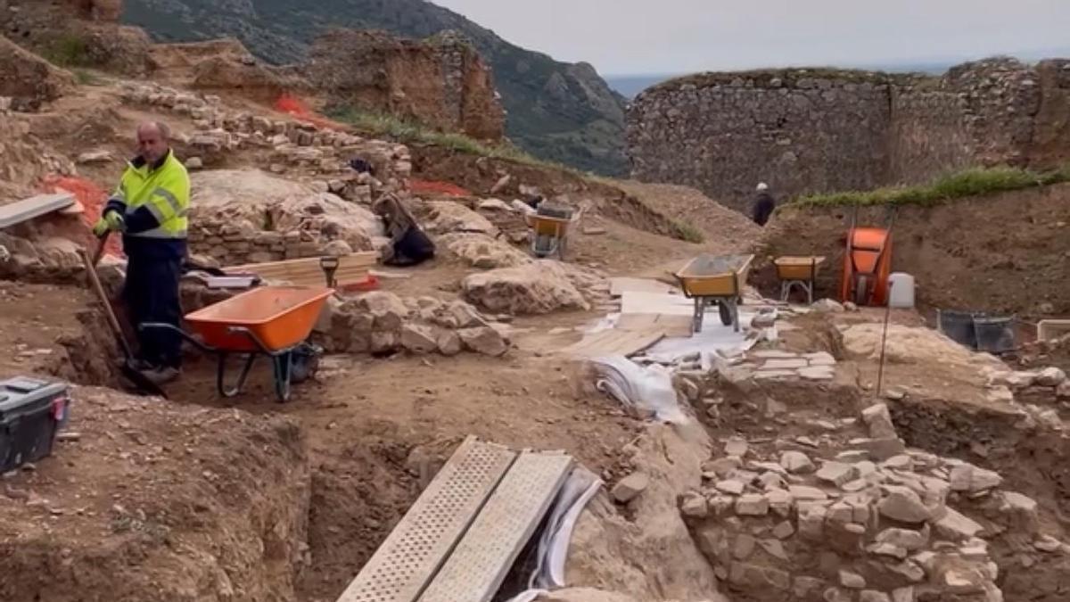 Trabajos arqueológicos en el castillo de Hornachos.