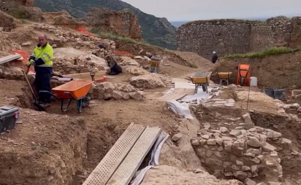 Trabajos arqueológicos en el castillo de Hornachos.
