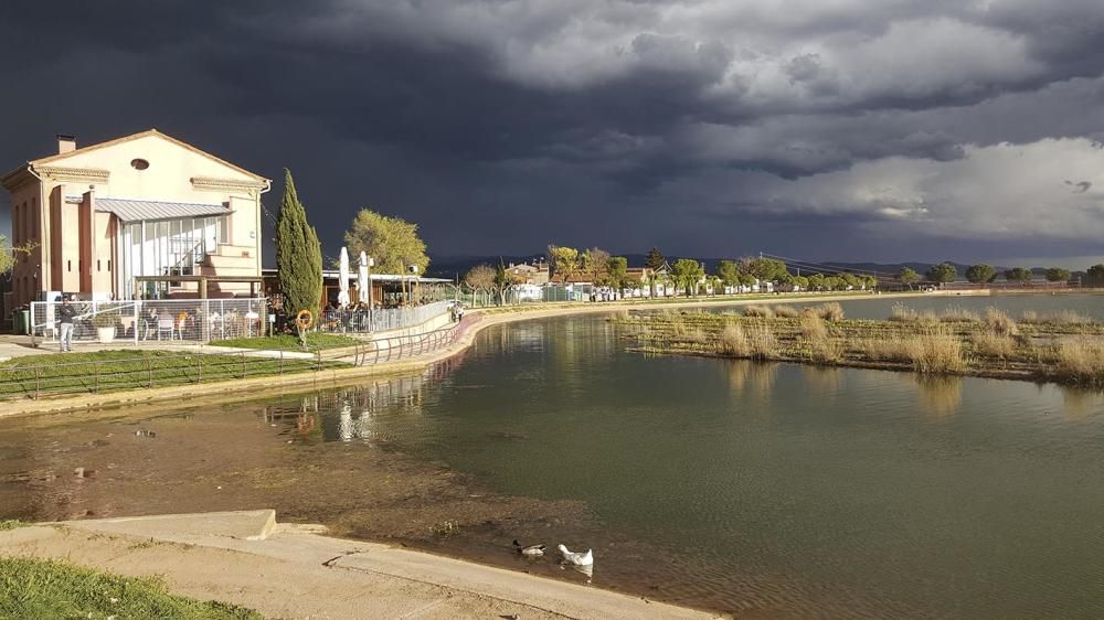 L’Agulla. Cel amenaçant tempesta mentre al parc de l’Agulla de Manresa continuava fent sol, diumenge passat a la tarda, abans del xàfec que va caure a sobre la ciutat.