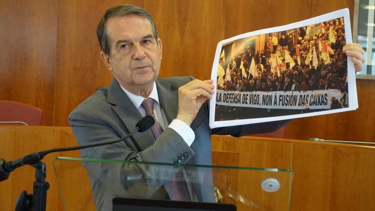 Abel Caballero muestra una foto de la manifestación a favor de Caixanova