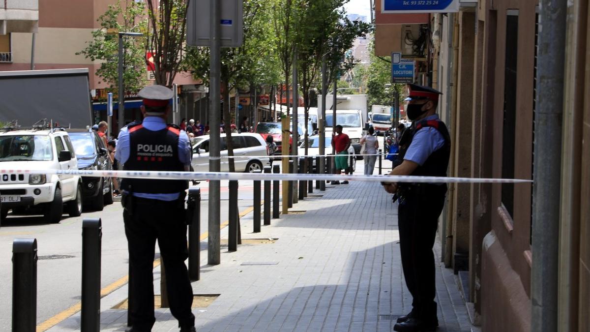 Los Mossos delante del edificio de Esplugues donde se encontró el cuerpo de la mujer, el pasado sábado