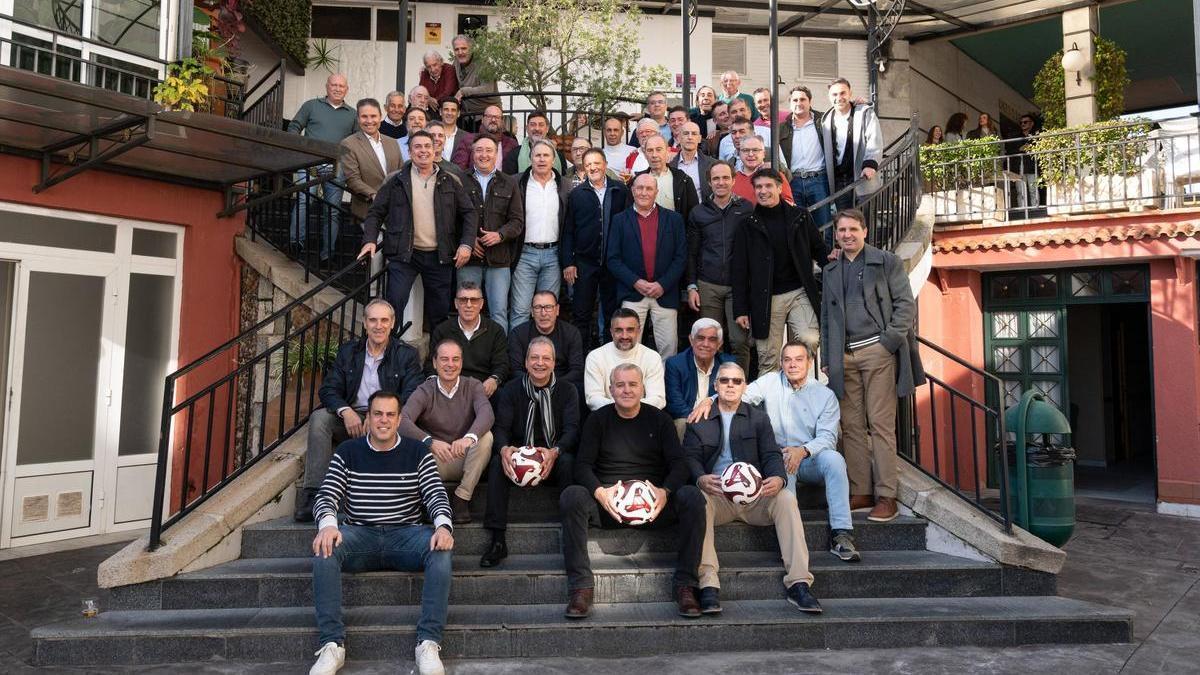 Exjugadores y miembros históricos del club Deportivo Badajoz en el  Hotel Río.
