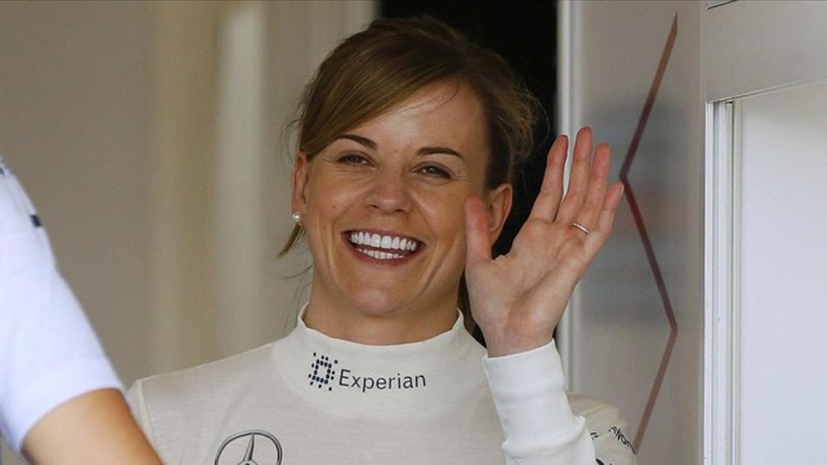 Susie Wolff, feliz en el box de Williams en el circuito de Silverstone.