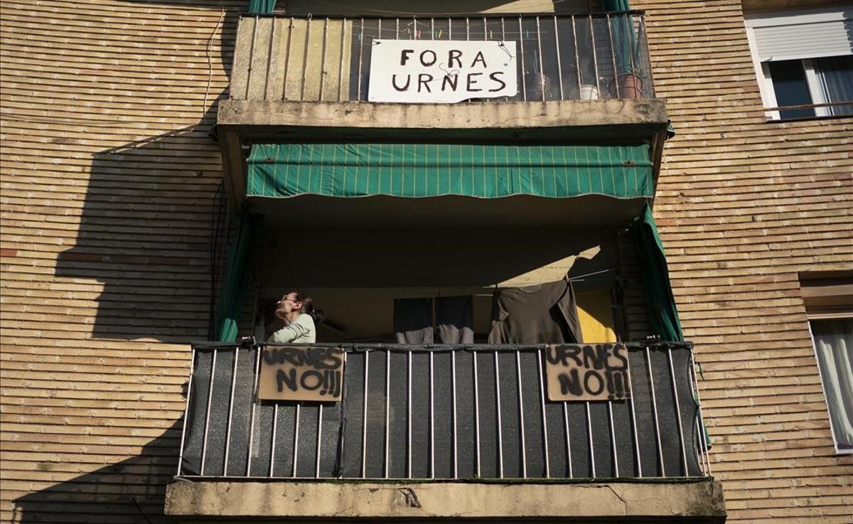 Protestas de los vecinos ante el columbario que finalmente será retirado.