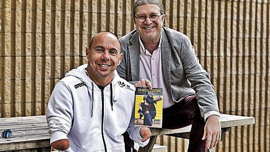 El nadador Xavi Torres y el periodista Gabriel Forteza, con el libro biográfico del medallista paralímpico &#039;Sin miedo a caerme&#039;.