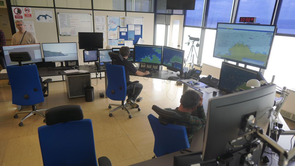 La sala de operaciones de la torre de control marítimo de A Coruña