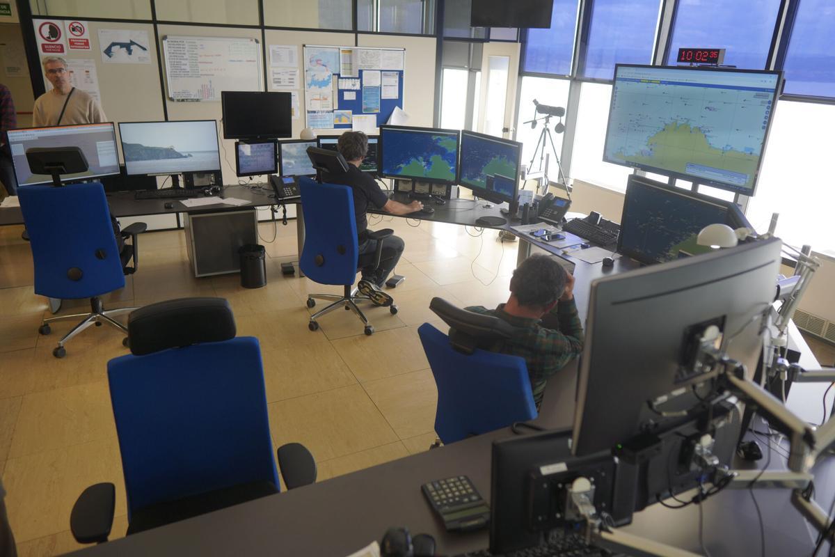 La sala de operaciones de la torre de control marítimo de A Coruña
