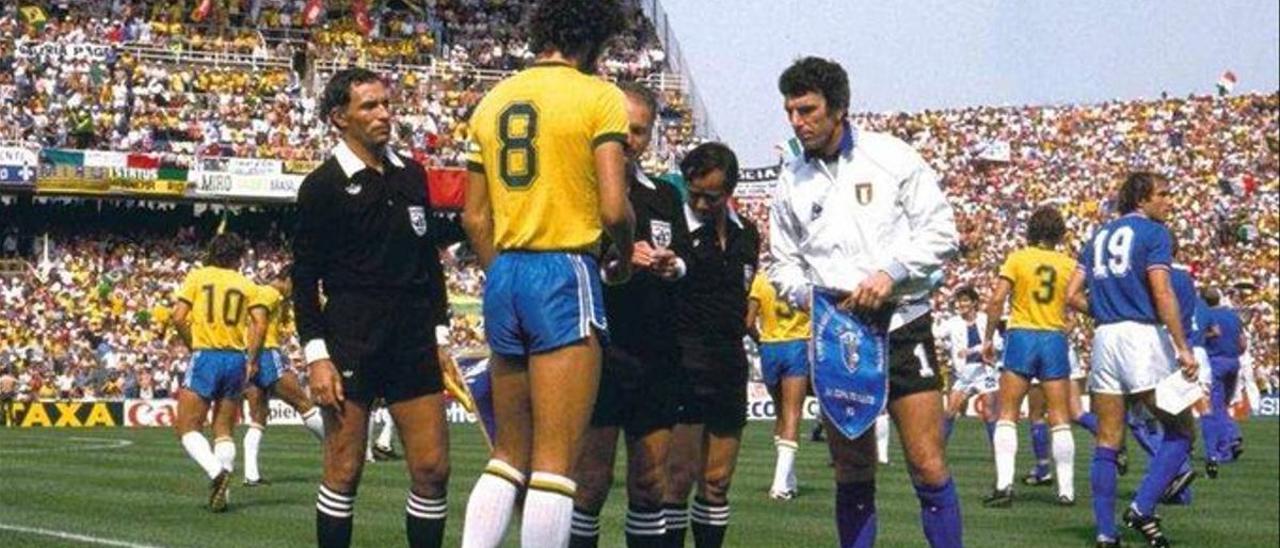 Imagen del histórico partido entre Brasil e Italia en el Mundial 1982, en el desaparecido Sarrià.