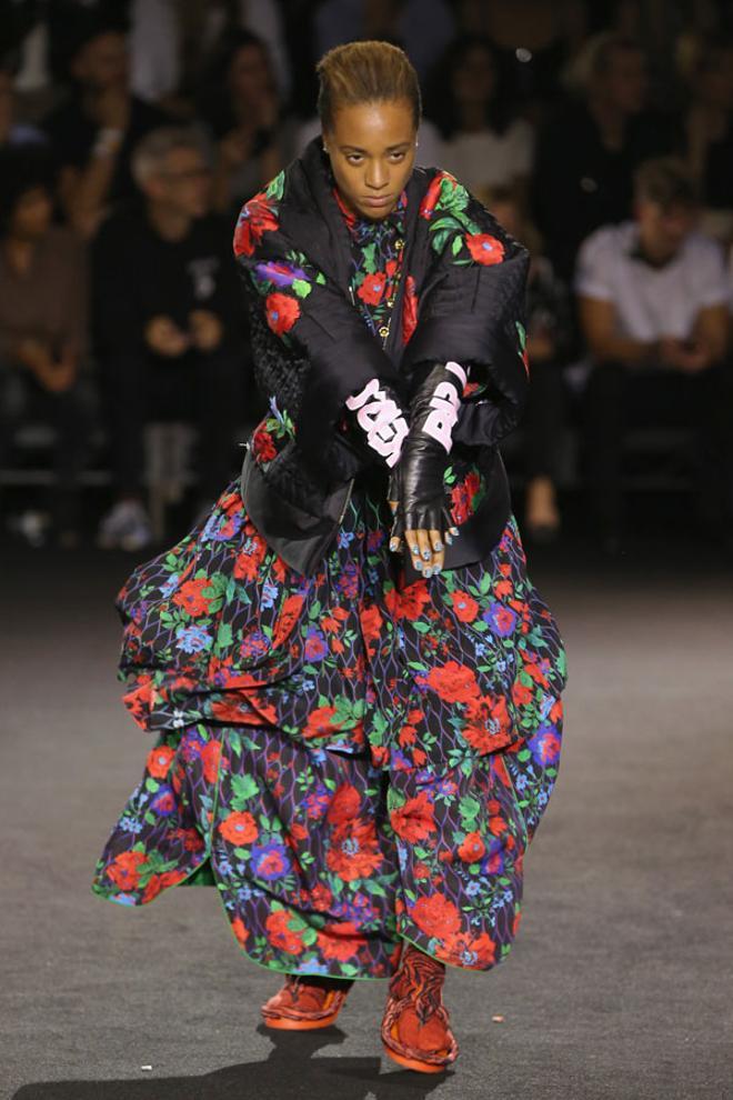 Desfile Kenzo x H&M: tonos cálidos y negro