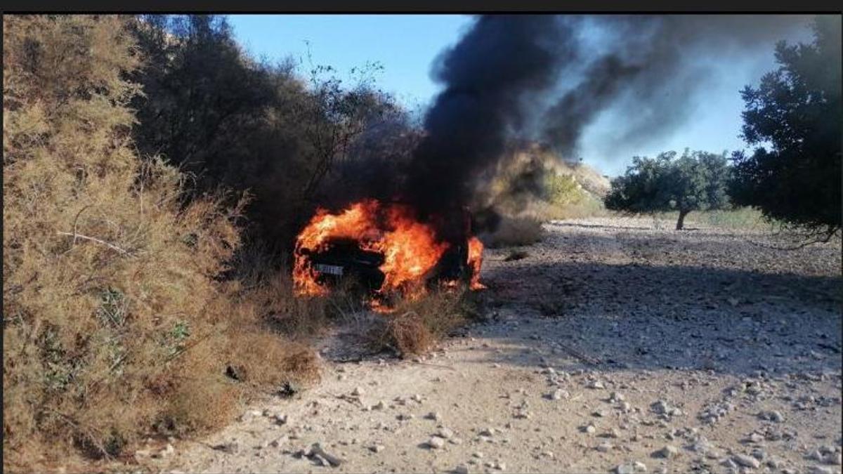 El coche ardiendo en la localidad de Leiva, en Mazarrón.