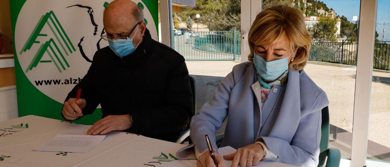 La firma entre ambas entidades, en el centro Solroja. | JUANI RUZ