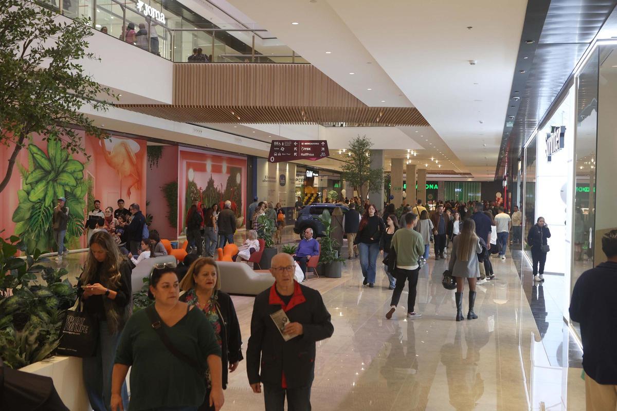 Colas en Marineda City en el primer día tras la apertura de nuevas tiendas