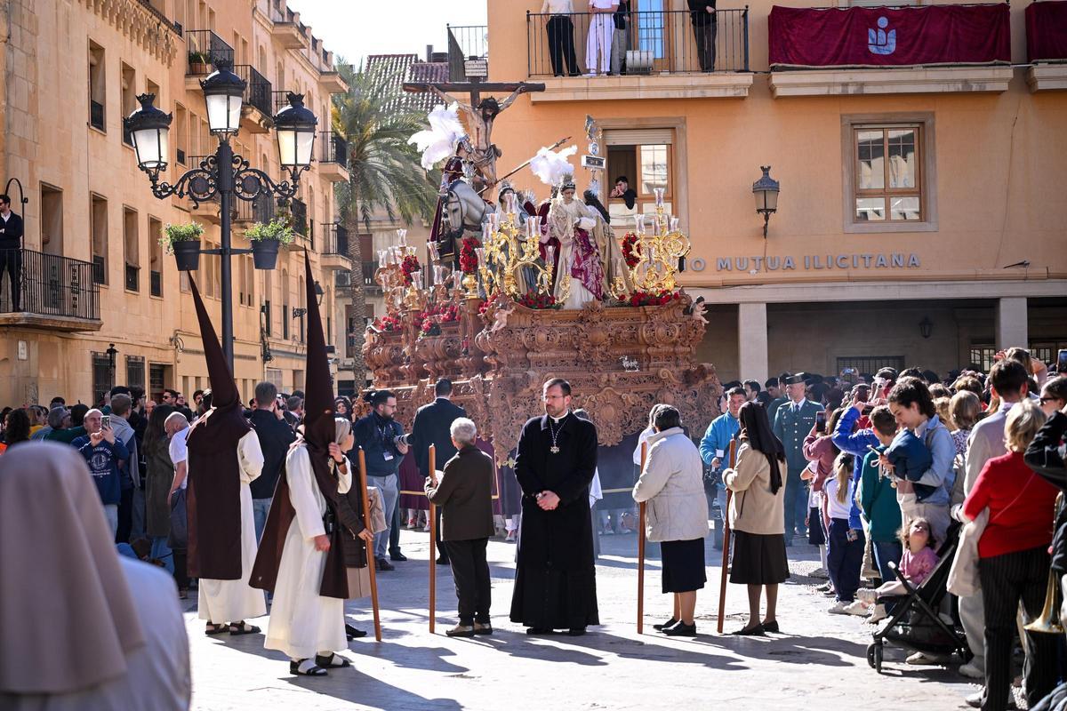 Paso del misterio de La Lanzada tras su salida de Santa María