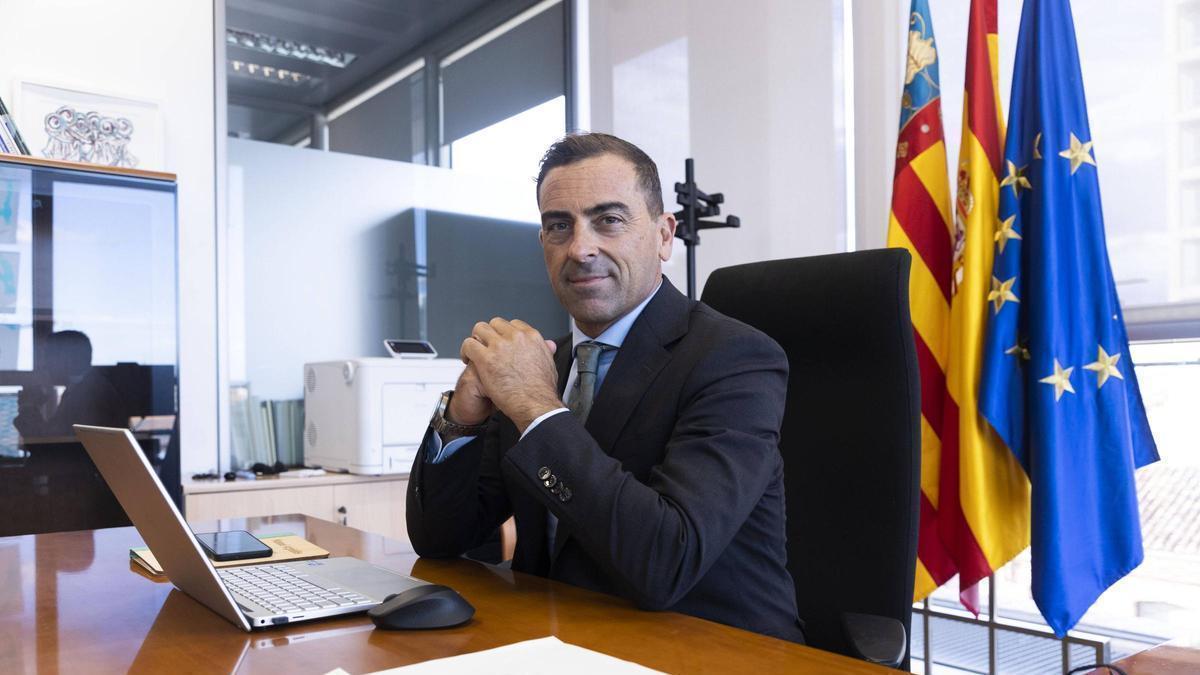 El director general de Energía y Minas, Manuel Argüelles, en su despacho.