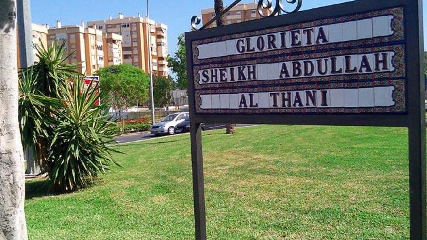 La placa que señaliza la glorieta dedicada a Al-Thani.