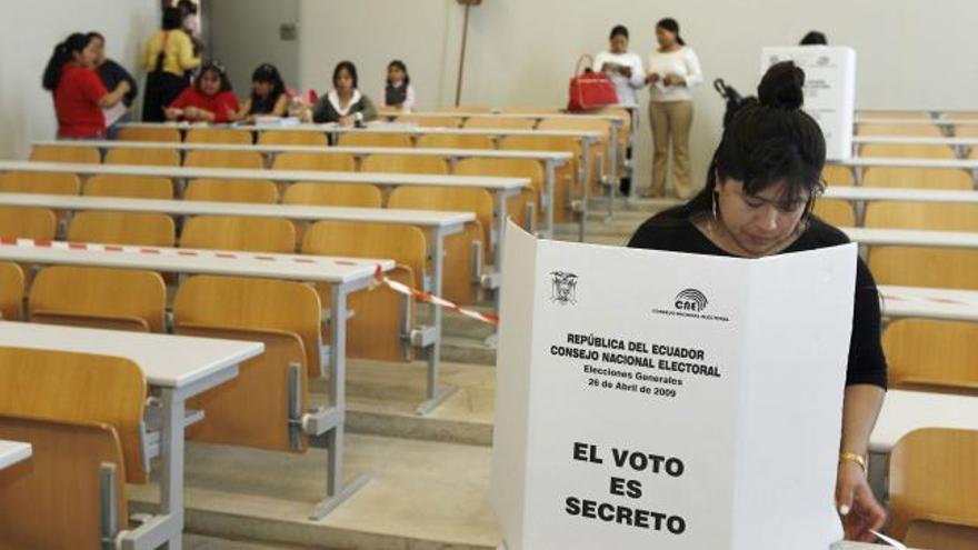 Una mujer ecuatoriana residente en la región murciana deposita su papeleta para las elecciones presidenciales de su país en una de las mesas electorales instaladas en el campus de Espinardo de la Universidad de Murcia. Hombres y mujeres votan por separado según normas del país andino. EFE/Juan Francisco Moreno