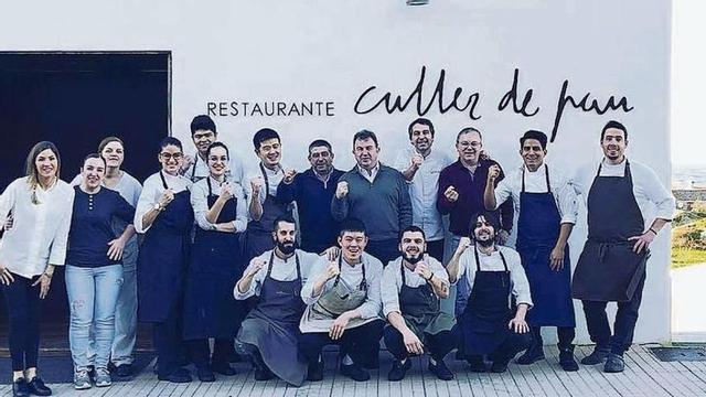 Javier Olleros con Martín Berasategui, junto a otros invitados y parte del equipo del Culler de Pau a las puertas del restaurante. // Culler de Pau