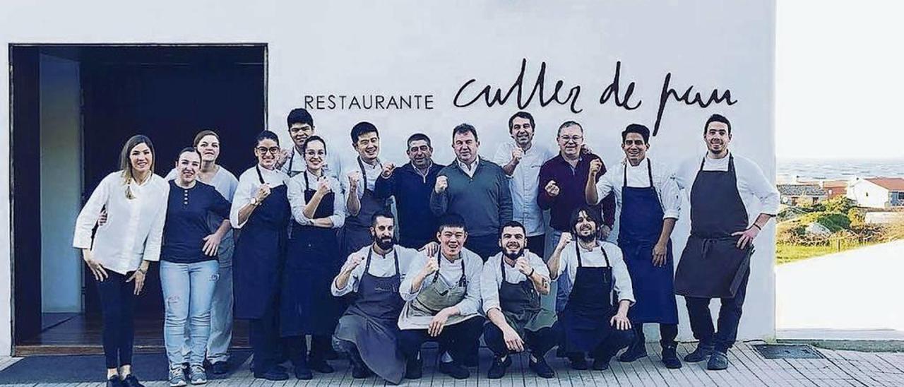Javier Olleros con Martín Berasategui, junto a otros invitados y parte del equipo del Culler de Pau a las puertas del restaurante. // Culler de Pau