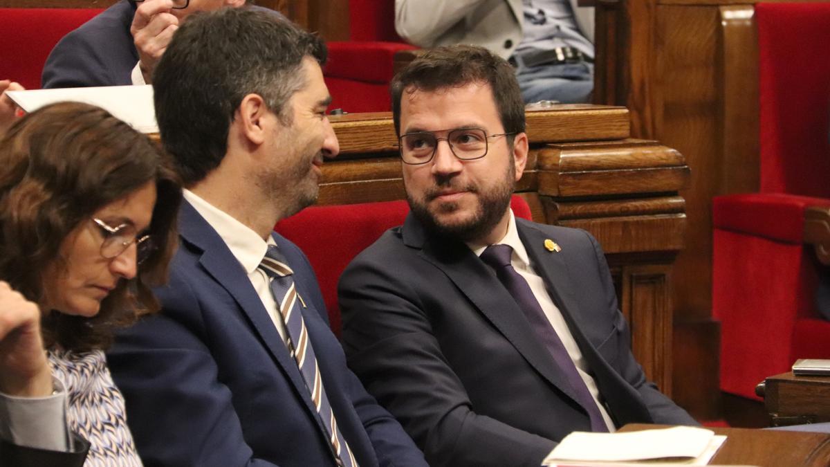 El 'president' de la Generalitat, Pere Aragonès, y el vicepresidente Jordi Puigneró en el hemiciclo del Parlament.