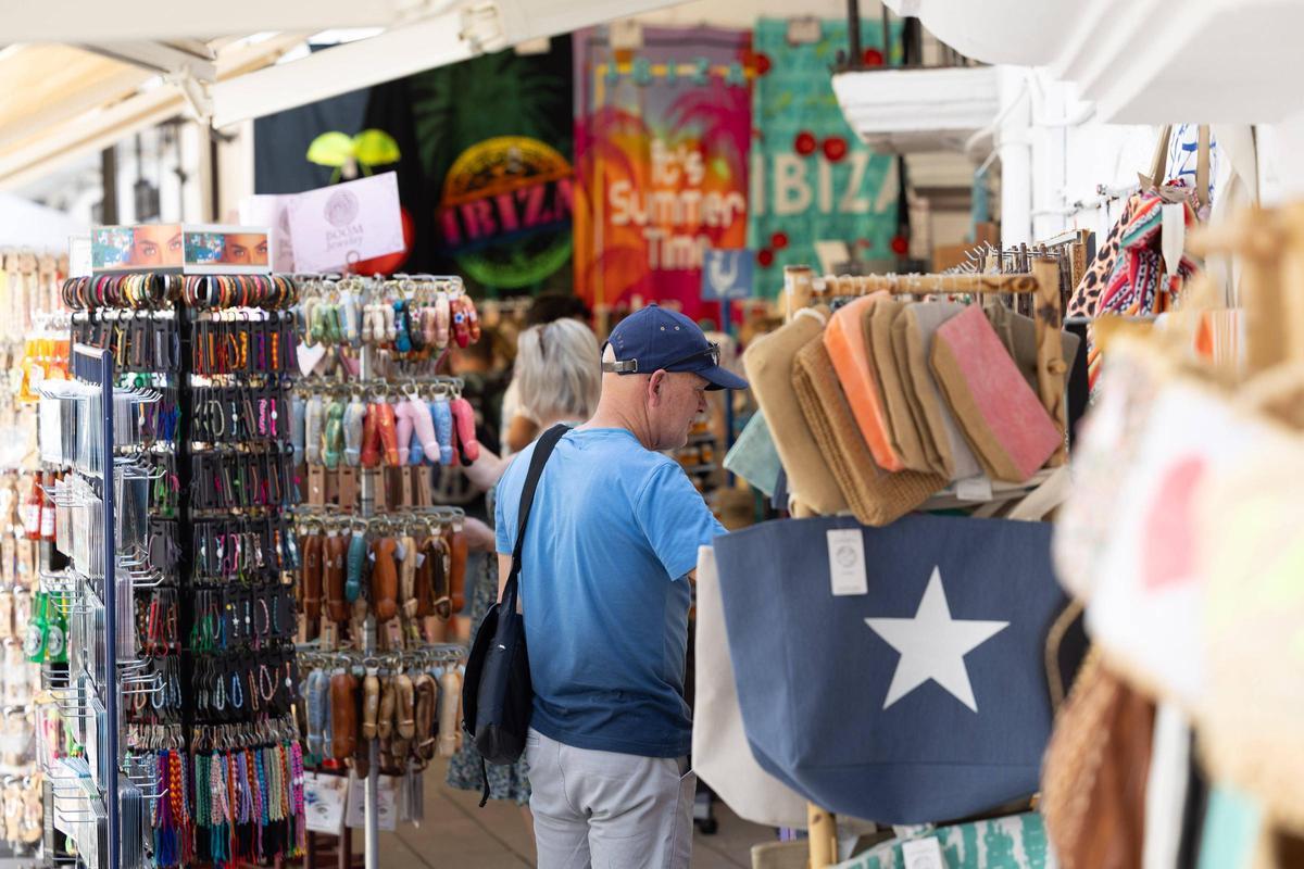 Turistas en una tienda de la Marina de Ibiza.