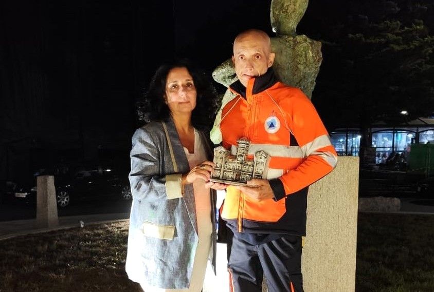 Miguel Ángel Traba con la alcaldesa de Cee, Margot Lamela.