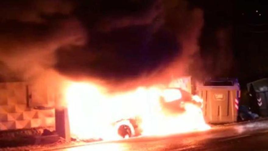 Arde un coche tras chocar contra una vivienda en Moaña