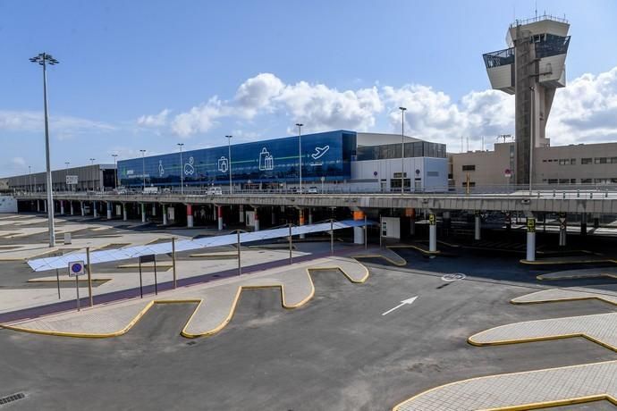 26-03-20  GRAN CANARIA. AEROPUERTO DE GRAN CANARIA. INGENIO TELDE. . Efecto del Covid-19 en el Aeropuerto de Gran Canaria, plataforma de aparcamiento de aviones vacía, últimos turistas y últimos en llegar.  Fotos: Juan Castro.