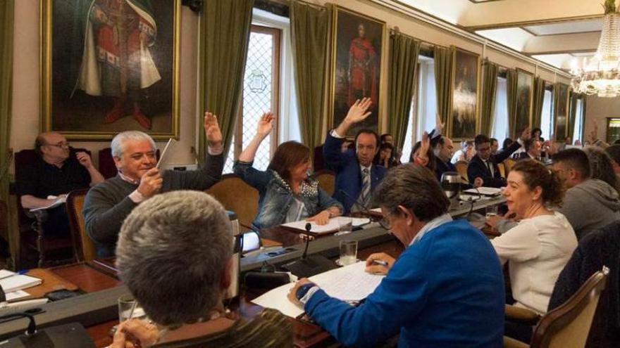 Los concejales del PP votando ayer una de las propuestas durante el Pleno.