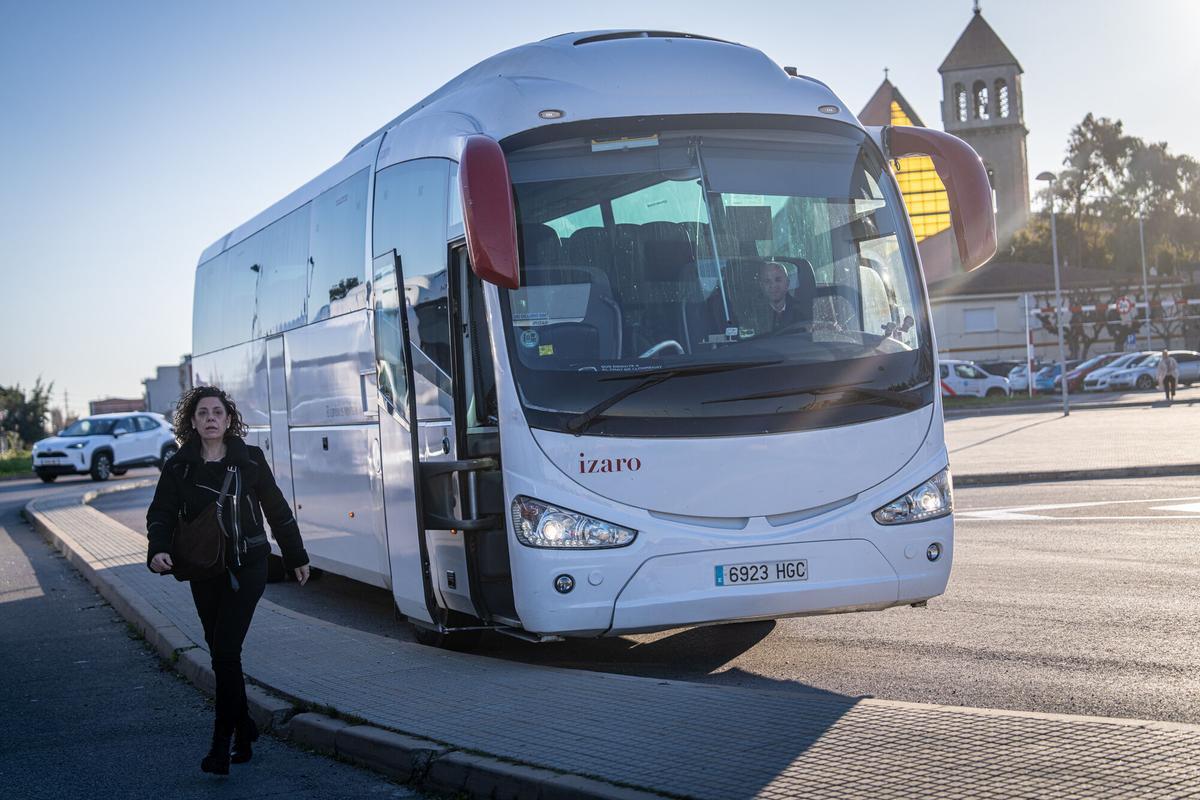 Mònica, bajando del bus en el que ha viajado sola desde Sant Vicenç de Calders