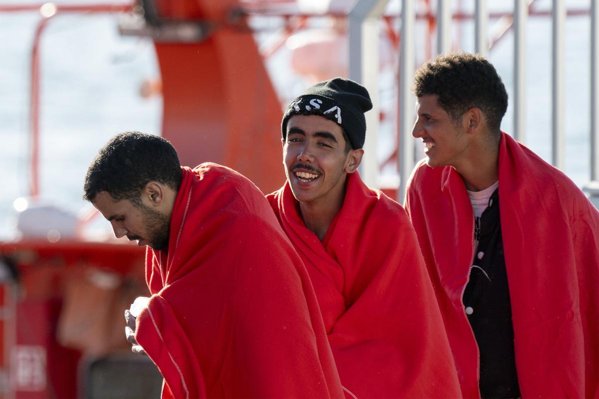 Salvamento Marítimo traslada a Arrecife, en Lanzarote, a los 37 migrantes de una neumática a la deriva (14/7/2026)