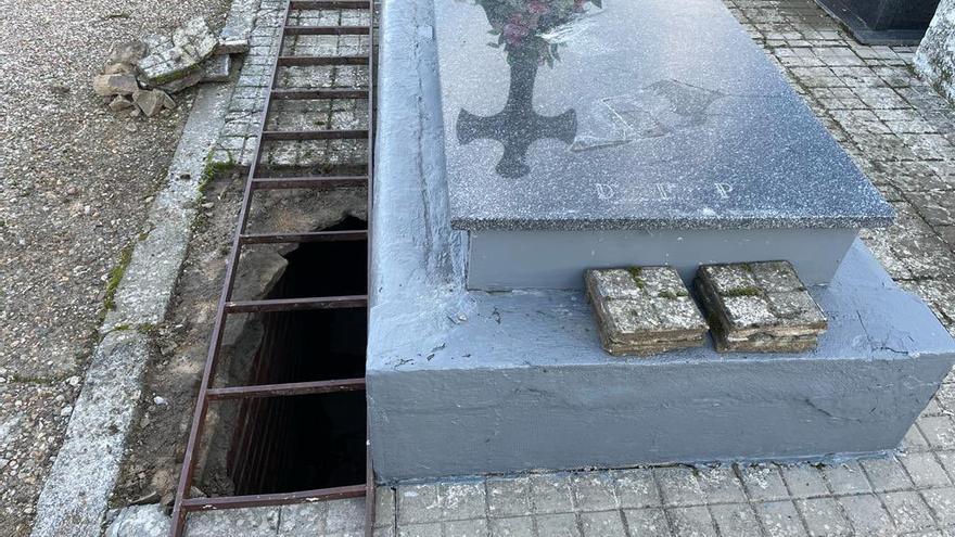 Panteón del cementerio de Tordesillas donde se ha derrumbado parte del suelo.