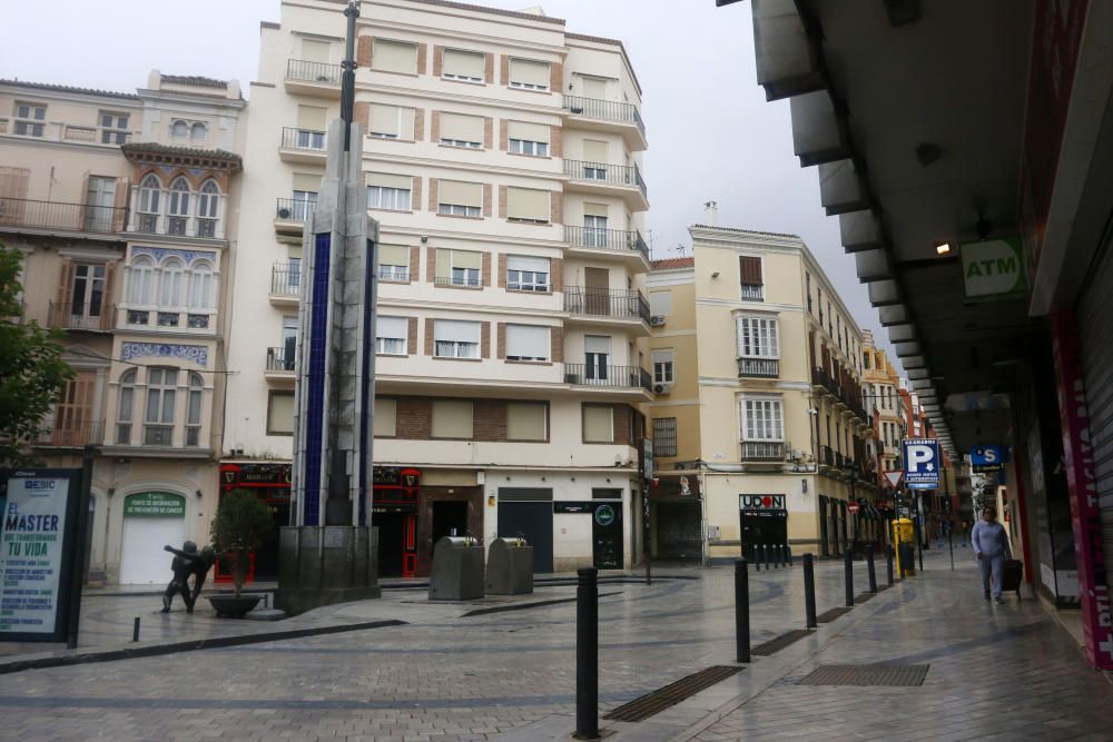 Más de un mes de confinamiento domiciliario y Málaga sigue repitiendo la estampa de las últimas semanas. Calles vacías, comercios cerrados, apenas personas por la calle, siempre con mascarilla, y la poca actividad que se aprecia en un control policial en pleno Paseo de los Curas...