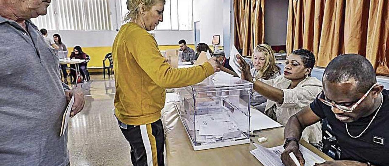 Una mujer deposita su voto el pasado 28A.