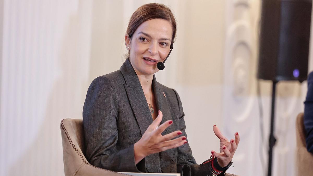 Fátima Lemes, presidenta de la Alianza de Municipios Turísticos de Sol y Playa y alcaldesa de Arona, durante un foro de Prensa Ibérica.