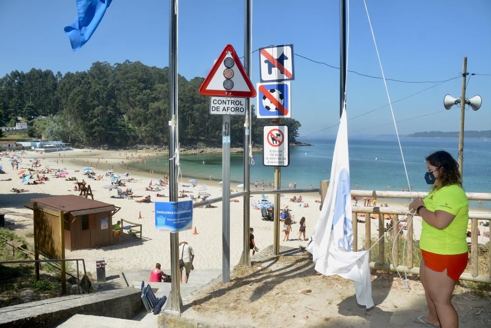 Semáforo en verde para entrar en la playa en Marín