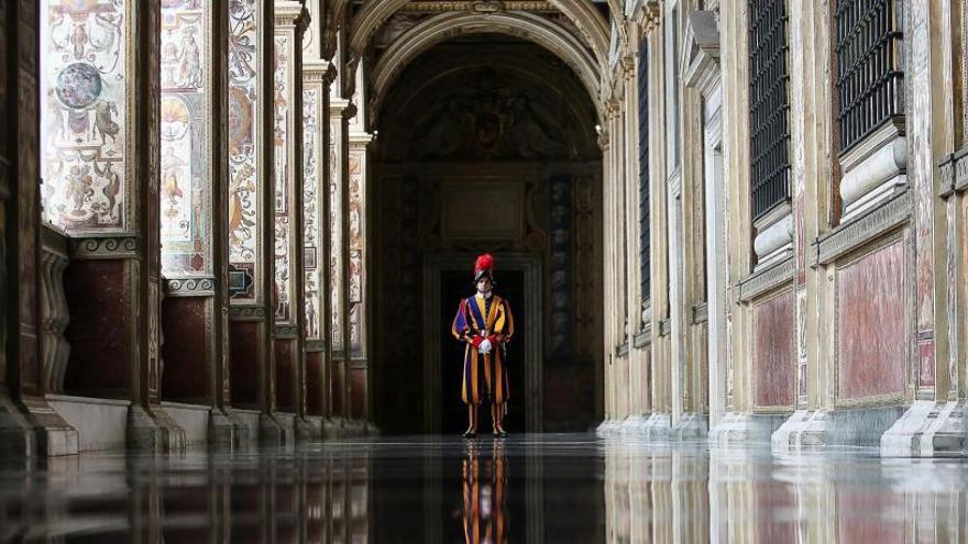 Un guardia vigila en el Vaticano.