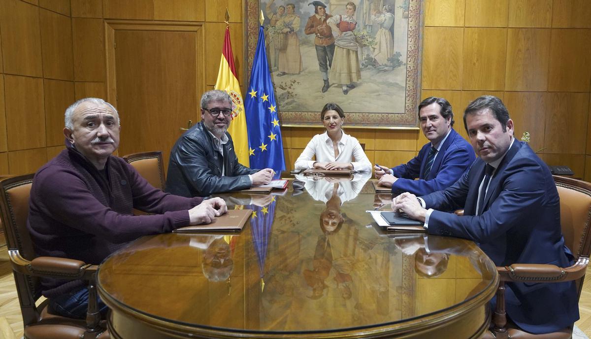 Patronal y sindicatos se citan con la ministra de Trabajo.