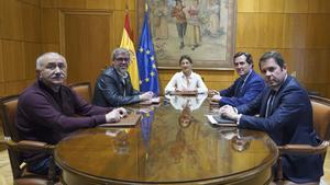 Patronal i sindicats inicien contactes per consensuar com han de pujar els salaris