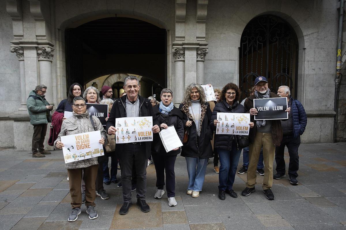 Les fotos de la protesta dels veïns de Torre Gironella davant de l'Ajuntament de Girona