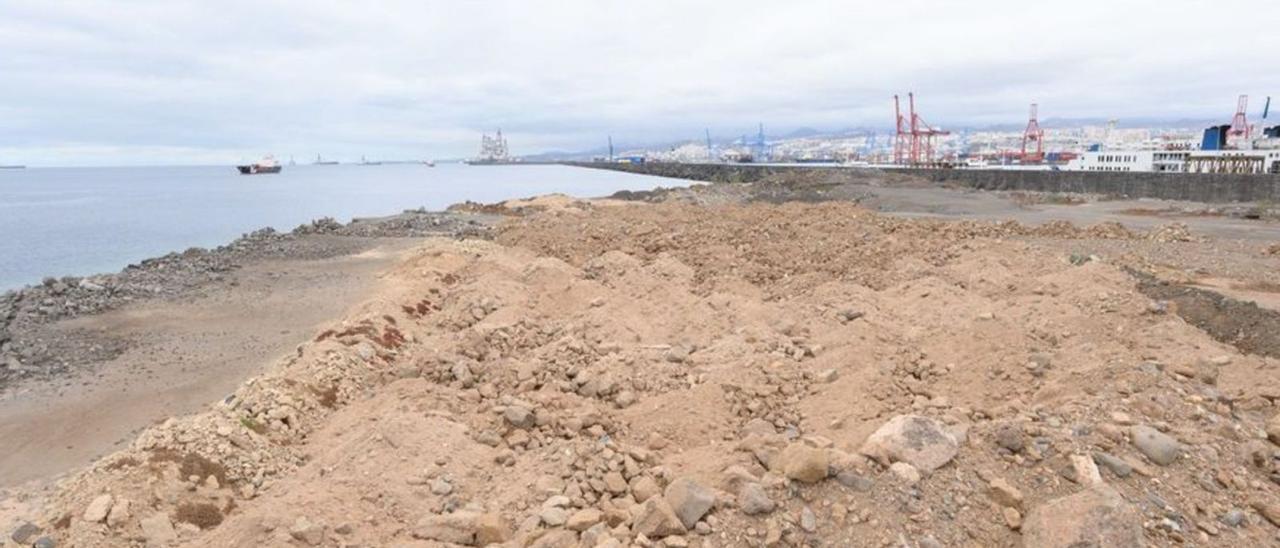 Explanada donde se instalará la planta de gas en la zona de La Esfinge, en el Puerto de Las Palmas. | | TONY HERNÁNDEZ