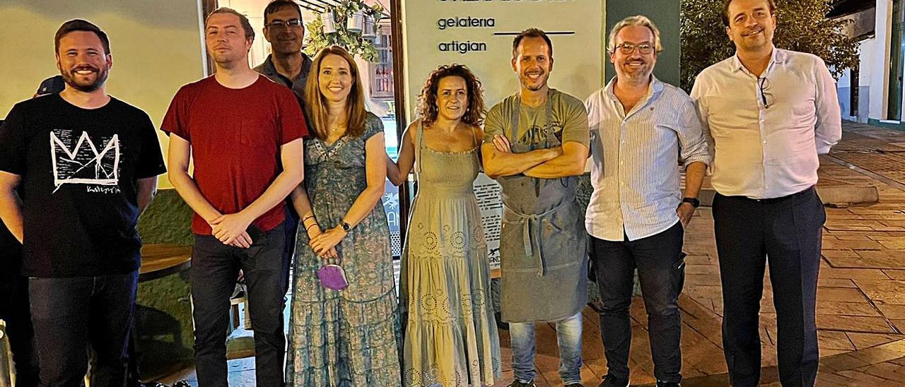 La consejera de Desarrollo Rural, Angélica Padilla, junto a los influencers gastronómicos. | | E.D.