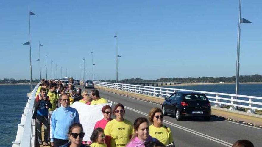 Los padres de A Illa acudieron ayer a Pontevedra. // Noé Parga