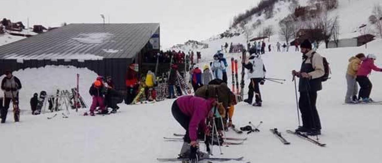Esquiadores en la estación invernal de Fuentes de Invierno.