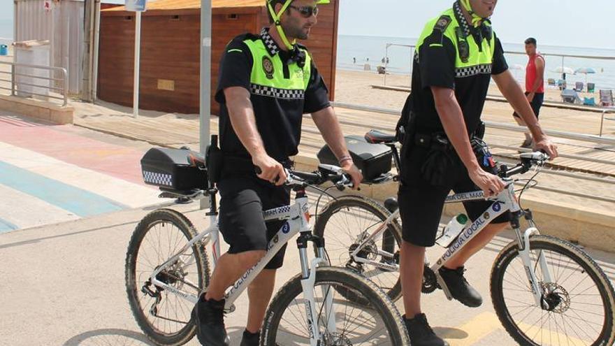 Orpesa pone cerco al ‘top manta’ con un refuerzo de 12 policías ciclistas